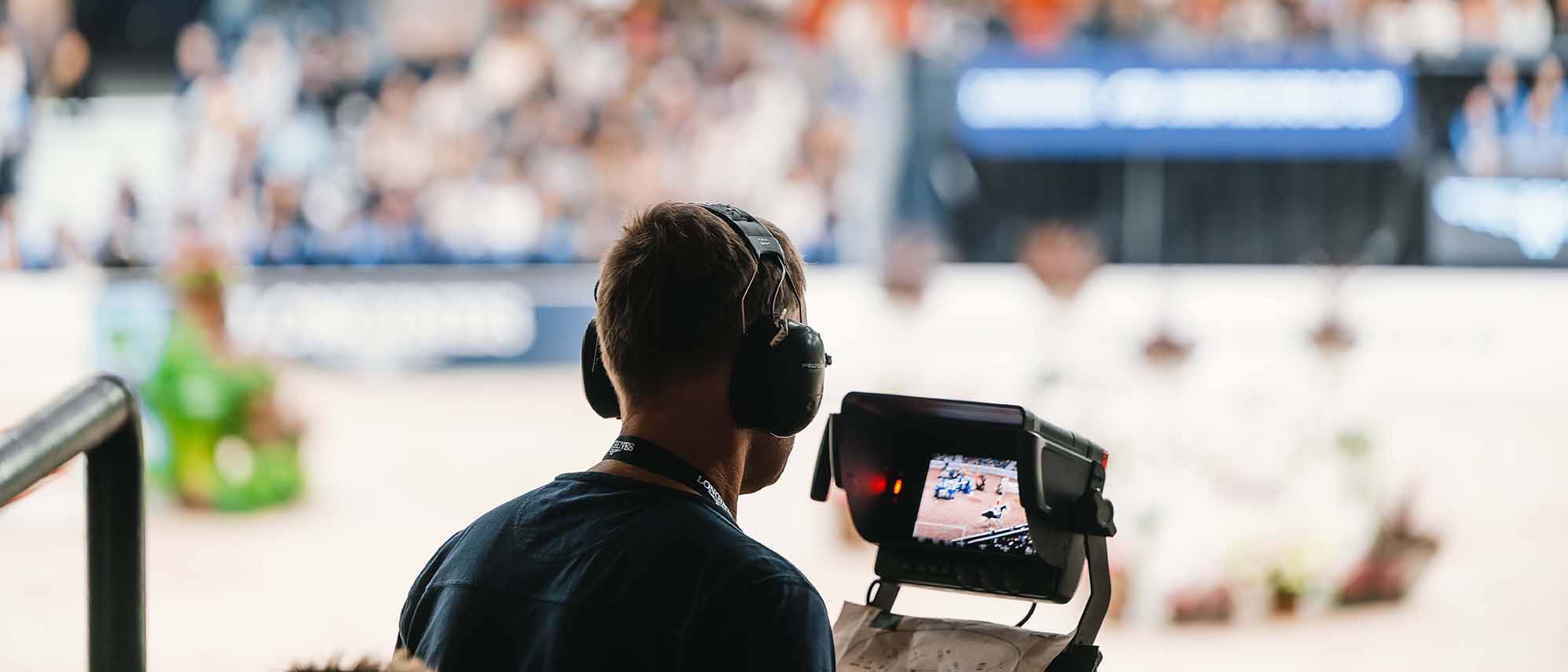 En person som filmar arenan med en tv-kamera.