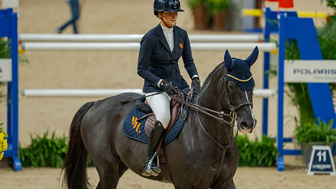 Ryttare på svart häst.