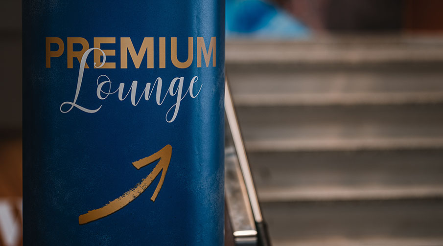 Pelare som det står ''Premium Lounge'' på.