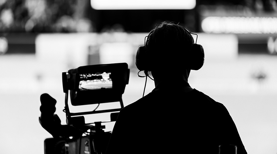 Svartvit bild på filmare och filmkamera.