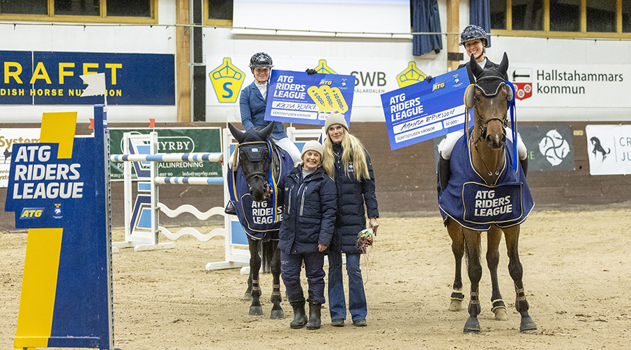 Prisutdelning på ridbana med två kvinnor till fots och två tjejer till häst. 