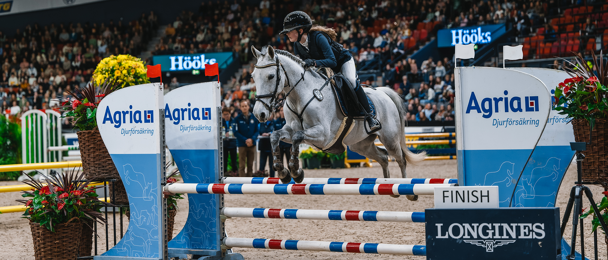 Ponnyekipage hoppar över ett Agriahinder. 