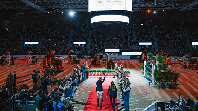 Henrik von Eckermann väljs in till Hall of Fame på röd matta i arenan omringad av funktionärer från GHS.