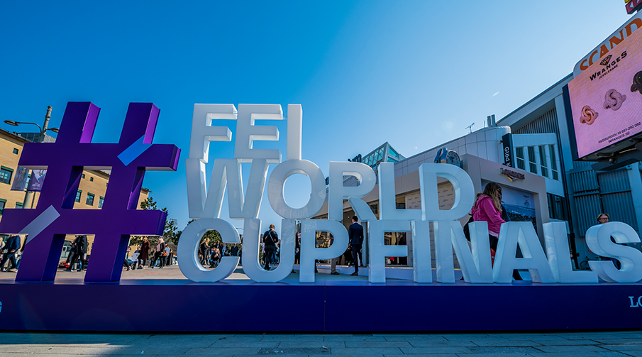 Stor skylt med #FEI World Cup Finals utanför arenan Scandinavium.